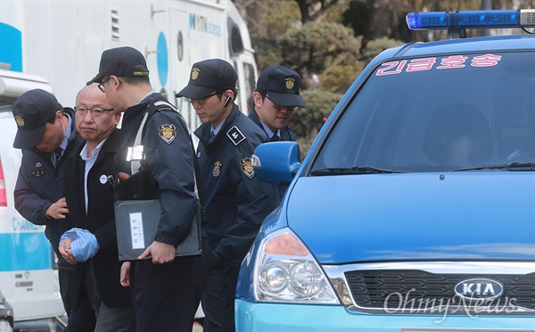 보건복지부 장관 시절 삼성물산과 제일모직 합병 과정에 국민연금공단이 찬성 결정하도록 부당한 압력을 가한 혐의로 구속된 문형표 전 국민연금공단 이사장이 2017년 2월 9일 오후 서울 종로구 헌법재판소에서 열린 박근혜 대통령 탄핵심판 12차 변론에 증인으로 출석하고 있다.