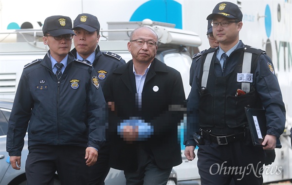 문형표, 박근혜 탄핵심판 증인 출석  삼성물산과 제일모직 합병 과정에 국민연금공단이 찬성 결정하도록 부당한 압력을 가한 혐의로 구속된 문형표 국민연금공단 이사장(전 보건복지부 장관)이 9일 오후 서울 종로구 헌법재판소에서 열린 박근혜 대통령 탄핵심판 12차 변론에 증인으로 출석하고 있다. 