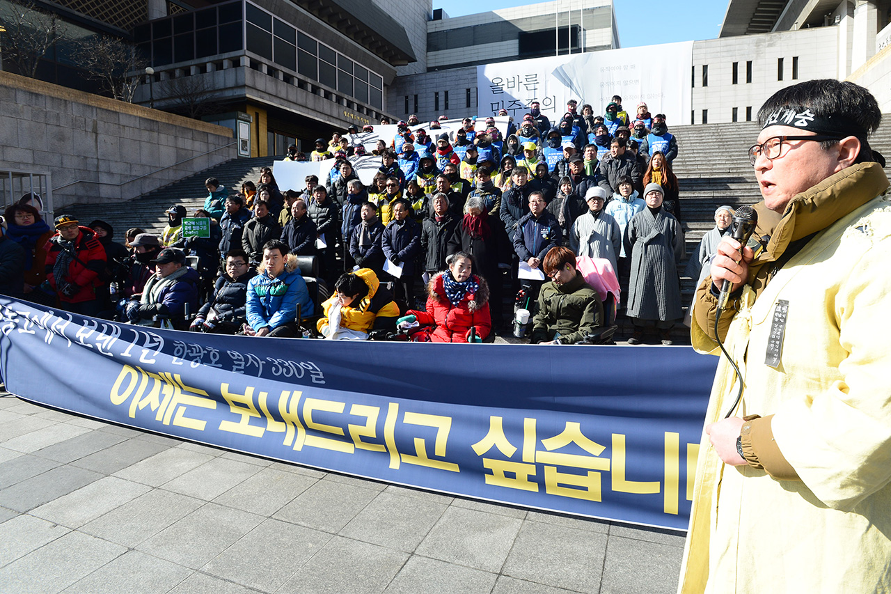  유성범대위를 비롯한 시민사회단체 관계자들이 9일 오전 서울 종로구 세종로 세종문화회관 계단에서 '유시정-정몽구 구속처벌 촉구' 기자회견을 열고 "고 한광호씨의 사망에 대한 책임이 있는 유시영 유성기업 회장과 원청업체인 현대자동차의 정몽구 회장의 구속수사"를 촉구하고 있다.