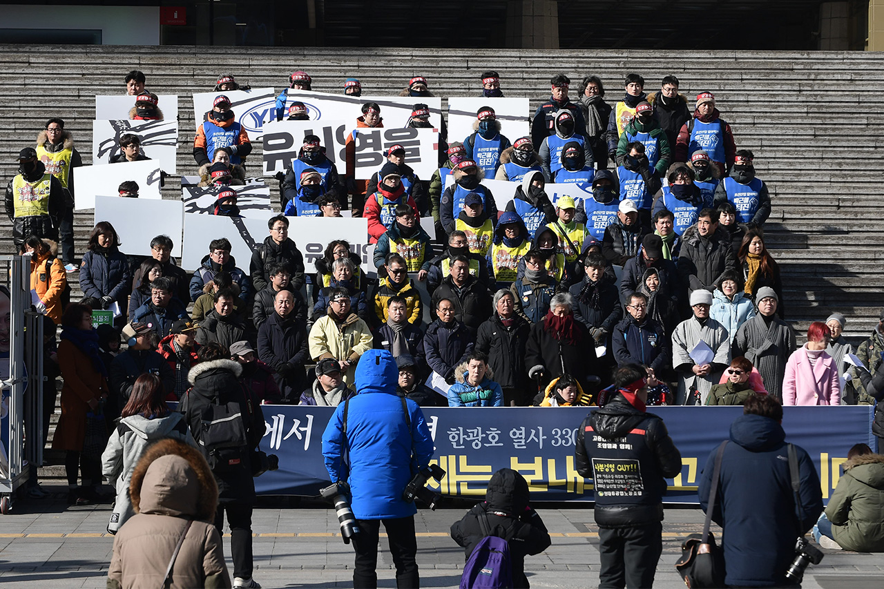  유성범대위를 비롯한 시민사회단체 관계자들이 9일 오전 서울 종로구 세종로 세종문화회관 계단에서 '유시정-정몽구 구속처벌 촉구' 기자회견을 열고 "고 한광호씨의 사망에 대한 책임이 있는 유시영 유성기업 회장과 원청업체인 현대자동차의 정몽구 회장의 구속수사"를 촉구했다.