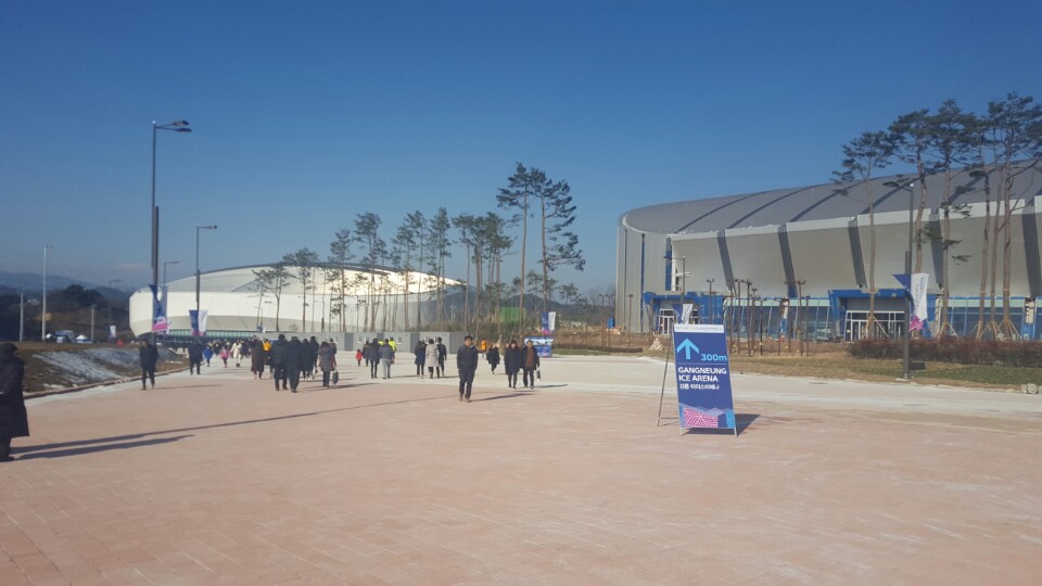  강릉 아이스 아레나(왼쪽)와 강릉 스피드스케이팅 경기장(오른쪽)의 전경