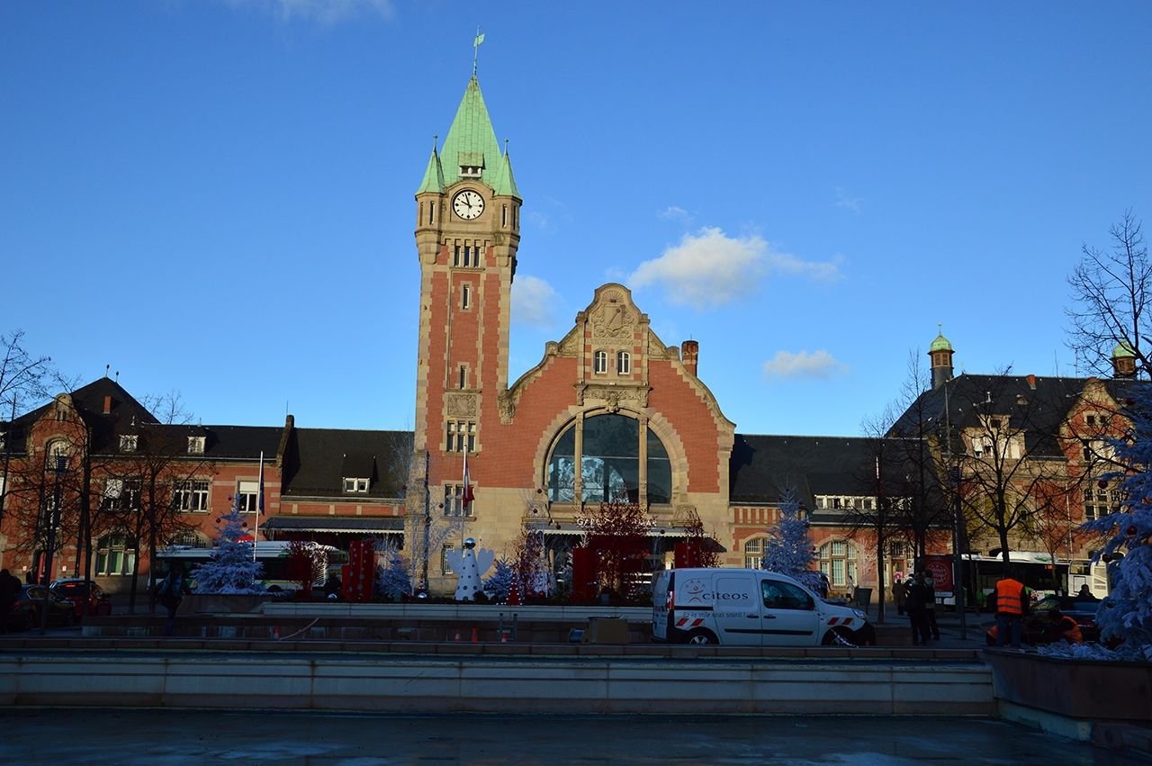 시계탑이 세워진 붉은 벽돌의 콜마르 역은 아기자기하고 예쁘게 생겼다.