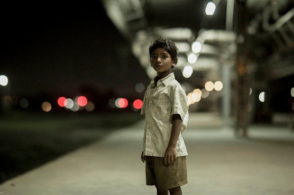  영화 <라이언>의 한 장면. 다섯 살 인도 소년 사루는, 기차 플랫폼 벤치에서 형을 기다리다가 깜박 잠이 든다. 적막한 한밤중의 기차역에 혼자 남겨진 사루는 형을 불러 보기도 하고 기차역 곳곳을 둘러 보다가 정차된 열차에 올라타게 된다. 
