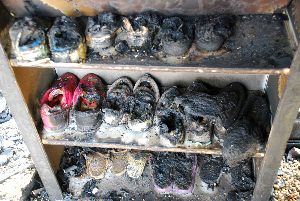 제 자리를 지키고 있는 것은 신발장에서 나란히 불에 탄 신발뿐이었다. 