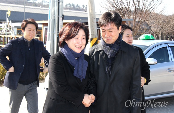 정의당 심상정 대표가 10일 오전 김해 봉하마을 고 노무현 전 대통령 묘소를 참배했다.