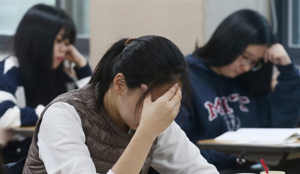 2017학년도 대학수학능력시험이 치러진 지난 해 11월 17일 오전 서울 중구 이화여자외국어고등학교에서 수험생들이 시험 준비를 하고 있다. 