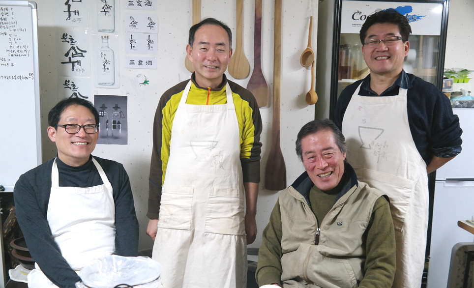 김택상 전통식품명인이 삼해주 작업실에서 제자들과 환하게 웃고 있다. 왼쪽에서 세 번째가 김택상 명인.