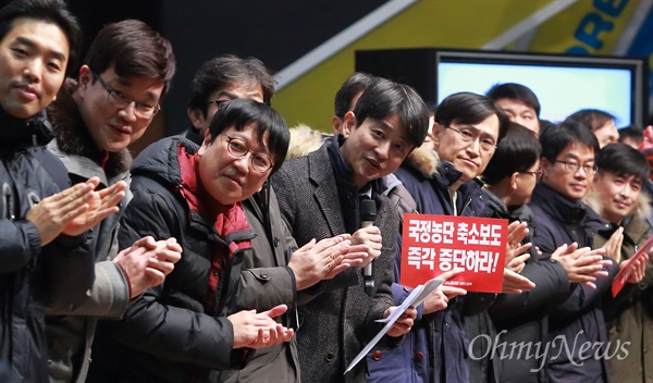 인사하는 언론노조 MBC본부 12기 집행부 10일 오후 서울 마포구 상암동 MBC사옥에서 언론노조 MBC본부 집행부 이취임식과 ‘MBC방송정상화를 위한 전국조합원 결의대회’가 열렸다. 언론노조 MBC본부 김연국 신임 위원장이 조합원들에게 집행부를 소개하고 있다. 