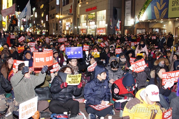 대구시민 4000여 명은 살을 에는 날씨에도 11일 오후 대구백화점 앞 광장에 모여 박근혜 탄핵을 외쳤다. 