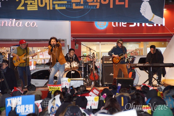 11일 오후 대구 동성로 대구백화점 앞에서 열린 박근혜 탄핵 시국대회에서 모비딕밴드가 공연을 하고 있다.