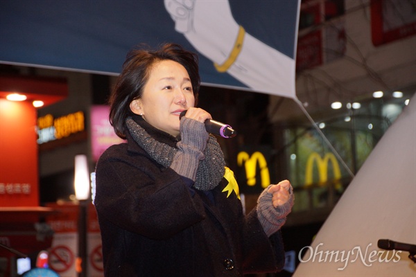 11일 오후 대구백화점 앞에서 열린 박근혜 탄핵 대구시국대회에 이재정 더불어민주당 국회의원이 참석해 발언을 하고 있다.