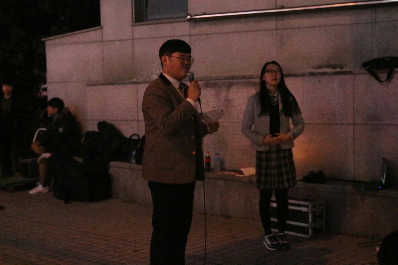 강인균 씨와 최미린 씨가 11월 20일 열린 순천 청소년 시국대회에서 사회를 보고 있다.