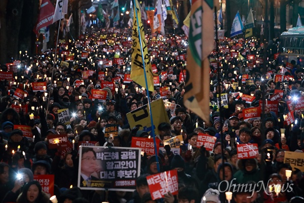 11일 오후 서울 광화문광장에서 열린 ‘2월탄핵 특검연장 박근혜 황교안 즉각퇴진, 신속 탄핵을 위한 15차 범국민행동의 날’ 집회에 참석했던 시민들이 청와대 포위 행진을 하고 있다.