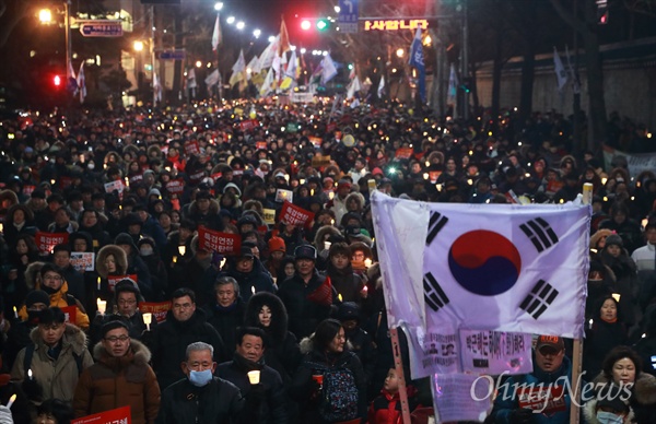 11일 오후 서울 광화문광장에서 열린 ‘2월탄핵 특검연장 박근혜 황교안 즉각퇴진, 신속 탄핵을 위한 15차 범국민행동의 날’ 집회에 참석했던 시민들이 청와대 포위 행진을 하고 있다.