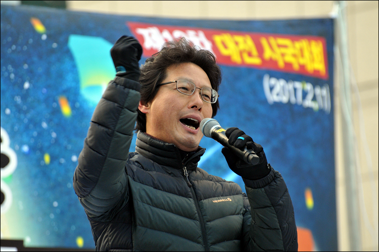 문현웅 변호사는 “헌법재판소는 박근혜 측의 심리지연 전술을 무시하고, 조속히 탄핵인용을 결정하라”며 시국발언에 나섰다.
