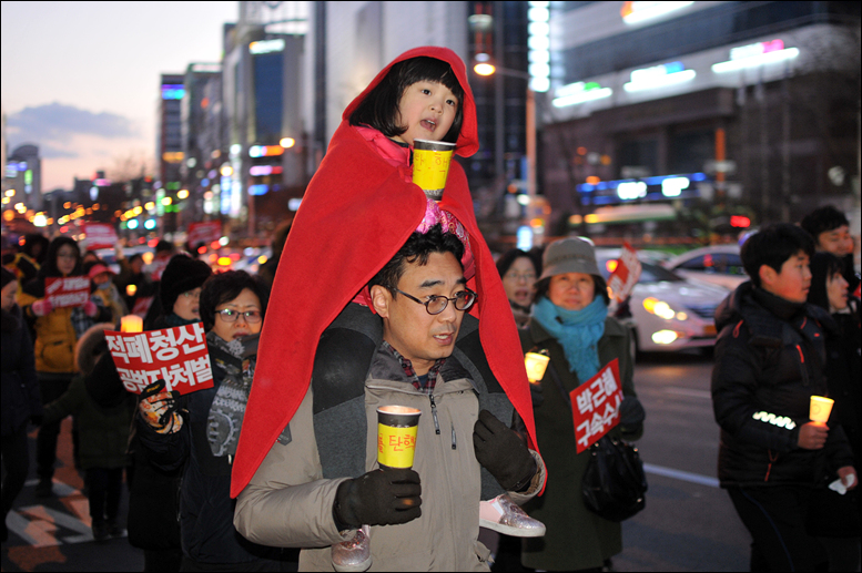 추운 날씨에도 불구하고 시국대회에 아이와 함께 참여한 이들도 많았다.