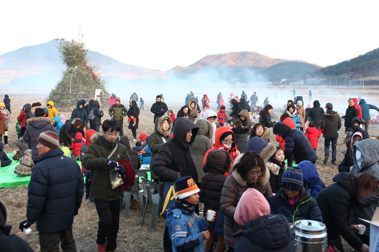 전남 여수 소라면 가사리 마을에서 '제6회 가사리 대보름맞이 달집태우기 행사'에 참석한 시민들의 모습