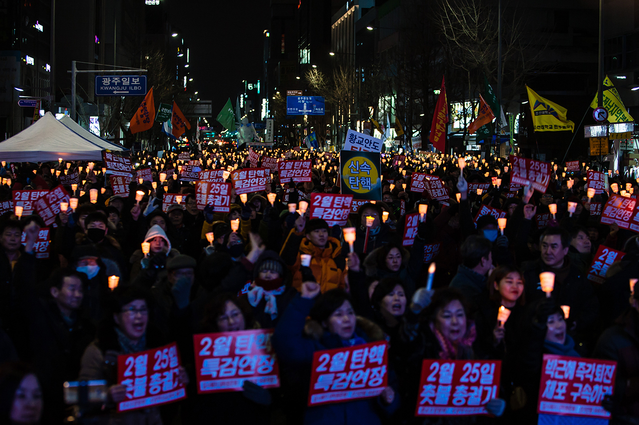 11일(토) 광주 금남로에서는 박근혜퇴진 15차 광주시국촛불집회가 열렸다