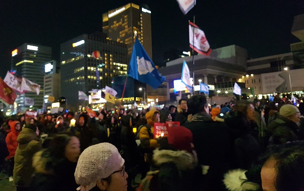 거리행진을 하고 있는 광화문 촛불국민들이다.