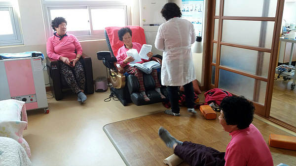 제도 보건소를 찾은 동네 할머니들이 물리치료와 진료를 받고 있다. 물리치료와 관절운동도 배워 할머니들 사랑방이라고 한다