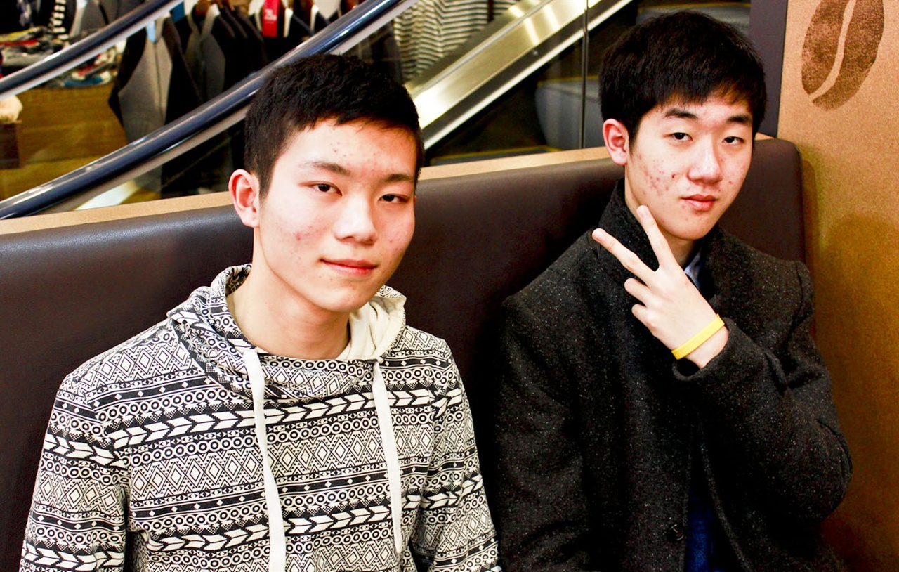 왼쪽이 고성군 청소년바보회의 민은식 씨, 오른쪽이 사천시 비상의 문준혁 대표. 창원터미널 인근 카페에서 촬영했다.