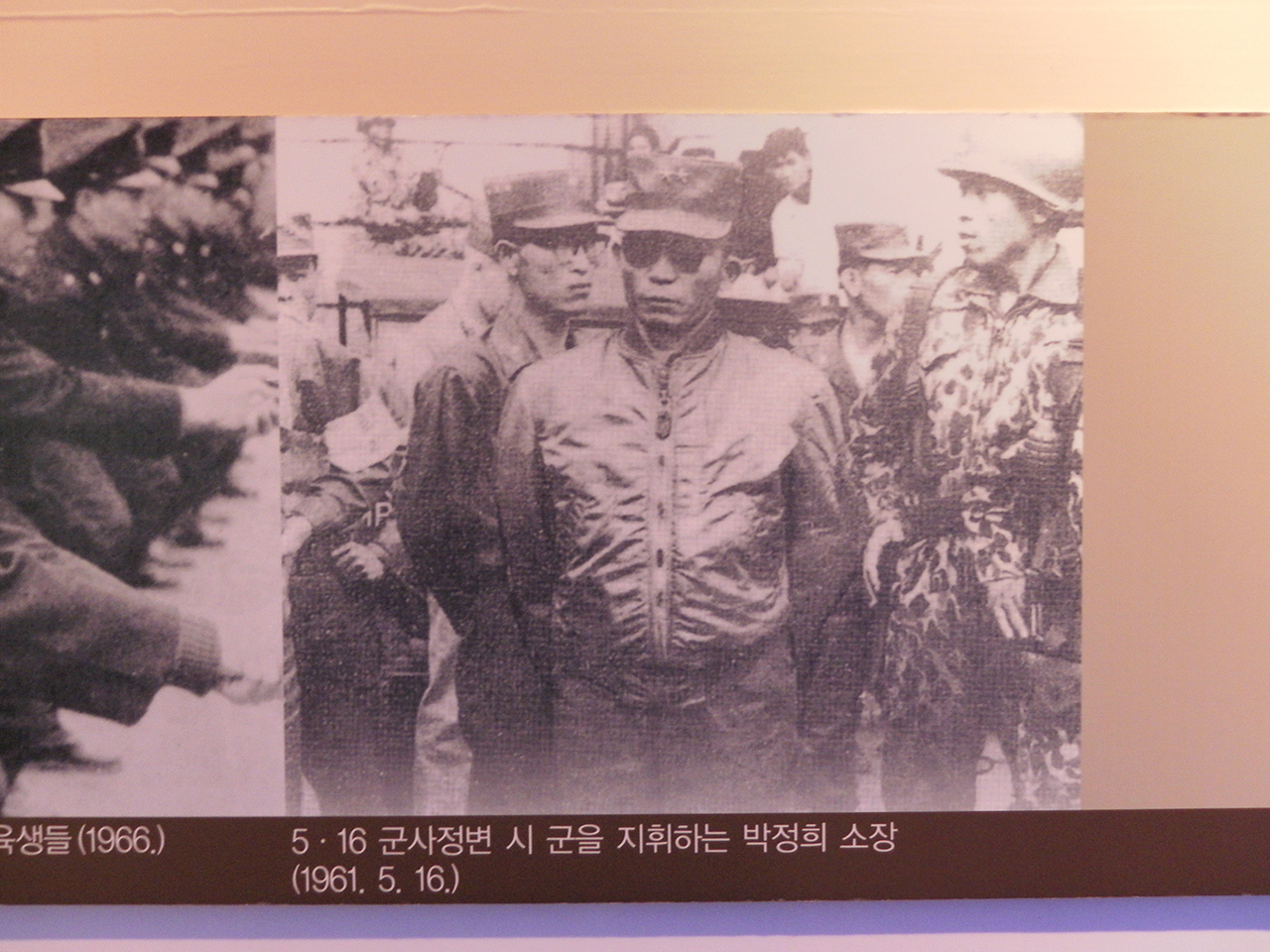 5·16 쿠데타 당시의 박정희 소장. 서울시 종로구 신문로2가의 경찰박물관에서 찍은 사진. 사진 왼쪽은 다른 사진. 