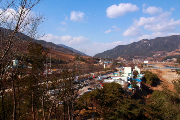 대전-통영고속도로 산청휴게소(하·통영방향) 경호정에 바라본 휴게소와 주변 풍광