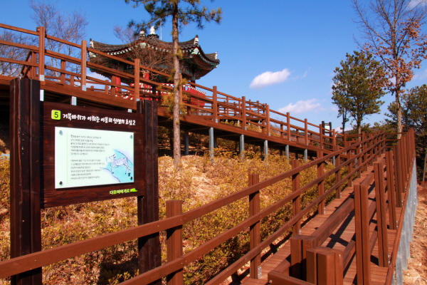 대전-통영고속도로 산청휴게소(하·통영방향) 효드림 공원은 240m 산책로에는 침굉당 이몽뢰 선생의 효행을 들려주는 이야기판이 있다.
