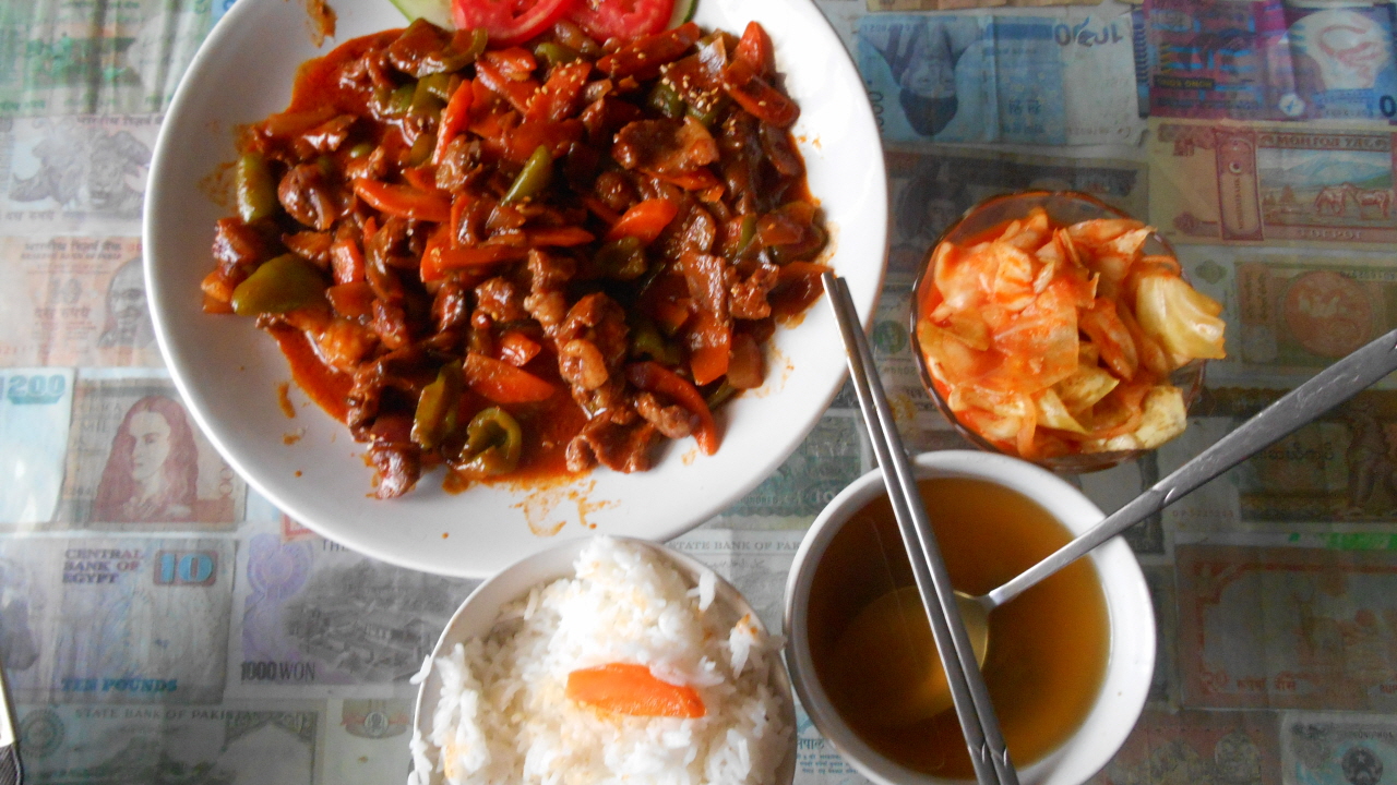 한국인이 운영한다는 식당에서 시킨 돼지고기 두루치기. 이전에 먹었던 저렴한 인도 음식 보다 5배 이상 비쌌지만 맛도 없고 고기가 질겨 고무 씹는 기분이었다.