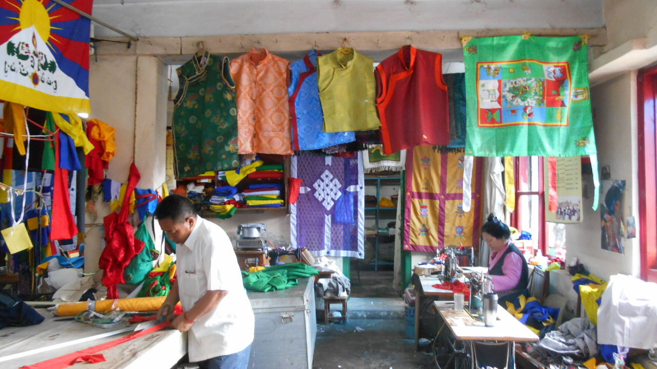 티베트 전통 옷을 만드는 옷가게에서 여행 중에 너덜너덜해진 옷을 수리했다.