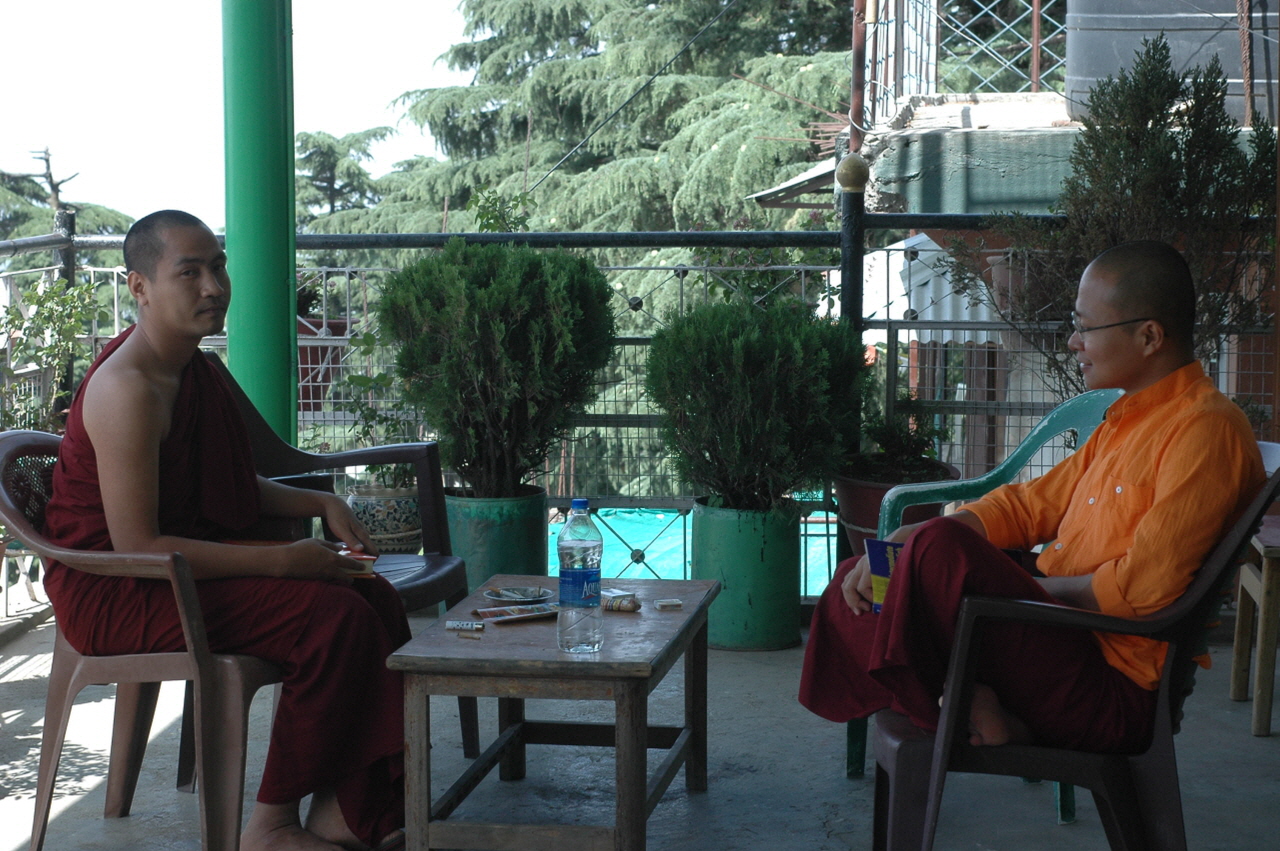 숙소에서 젊은 마얀마 유학승들을 만났다.