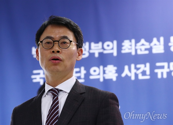  이규철 특검보가 13일 오후 서울 강남구 대치동 박영수 특별검사 사무실에서 수사 상황에 대해 브리핑하고 있다.