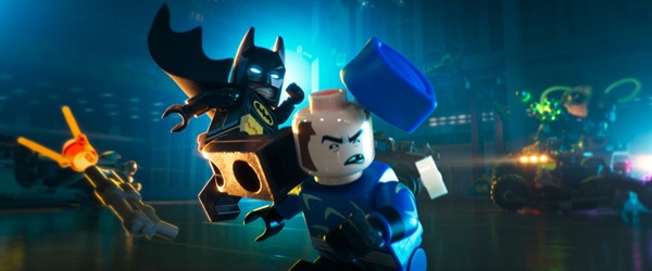  <레고 배트맨 무비>의 한 장면. 액션 영웅이라는 배트맨의 본질에 충실한 박진감 넘치는 장면들로 가득하다.  