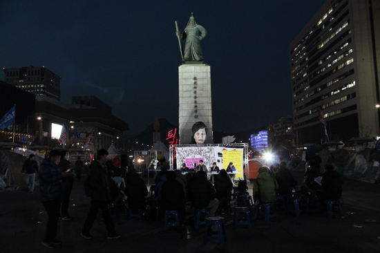 서울 광화문 광장에선 매주 화요일 '촛불광장토론'이 열린다.