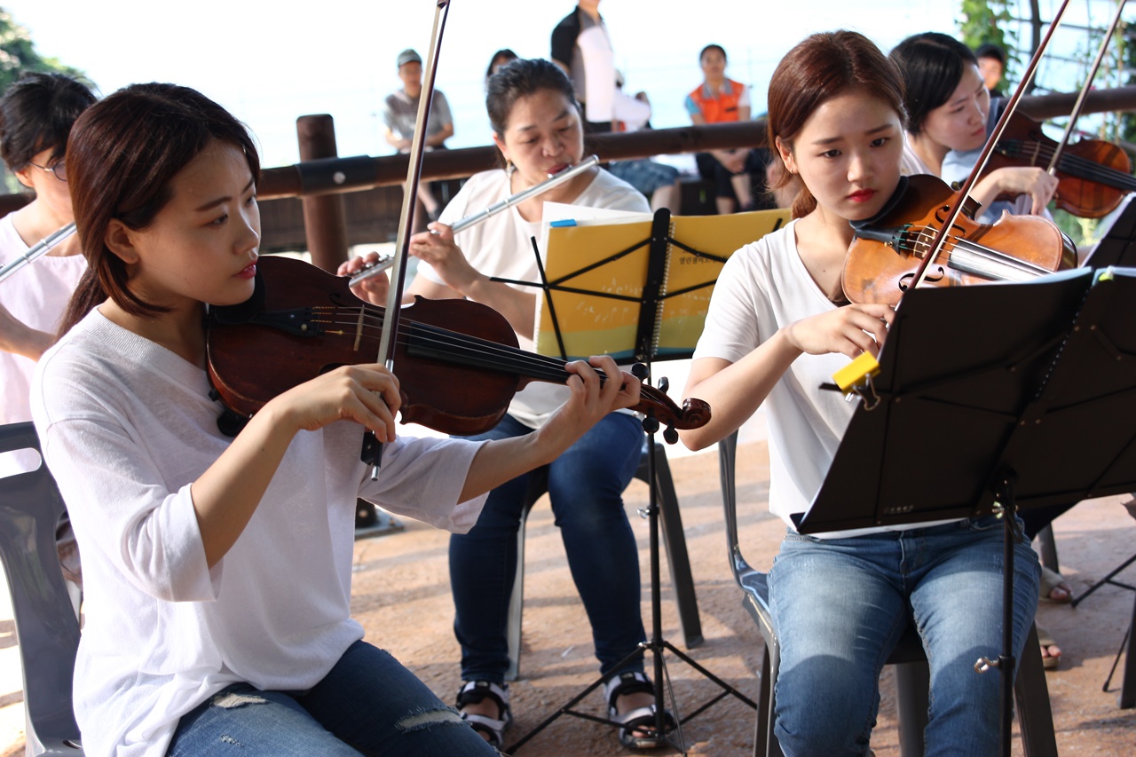 지난 8월 섬마을에서 공연을 하고 있는 열린챔버 오케스타 단원들의 모습
