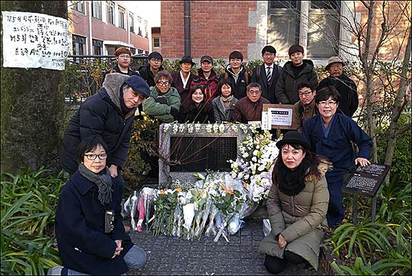 추모회에 참석한 시인과 일부 한국인들 