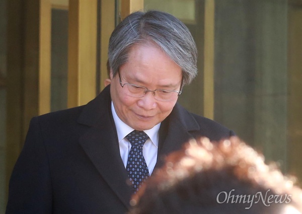 2017년 2월 14일 이기우 그랜드코리아레저(GKL) 사장이 헌법재판소에서 열릴 박근혜 대통령 탄핵심판 13차 공개 변론에 증인으로 출석한 뒤 대심판정을 나서고 있다.