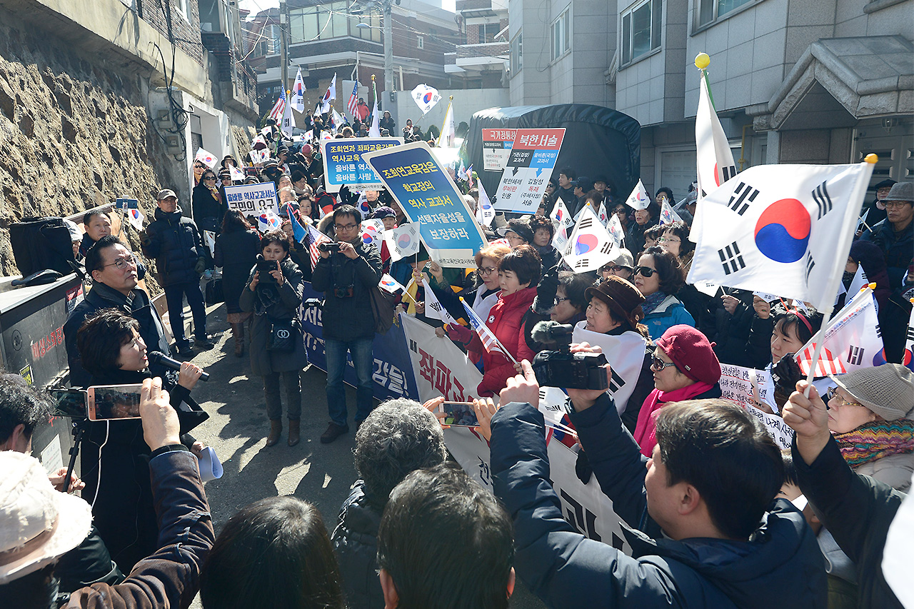  전국학부모교육단체연합 회원들을 비롯한 박근혜 대통령 탄핵을 반대하는 시민들이 14일 오후 서울 용산구 이태원동에 위치한 서울디지텍고등학교 앞에서 '대통령 탄핵은 정치적 음모'라는 취지의 발언을 해 논란을 일으키고 있는 이 학교의 곽일천 교장을 지지하는 집회를 열었다. 