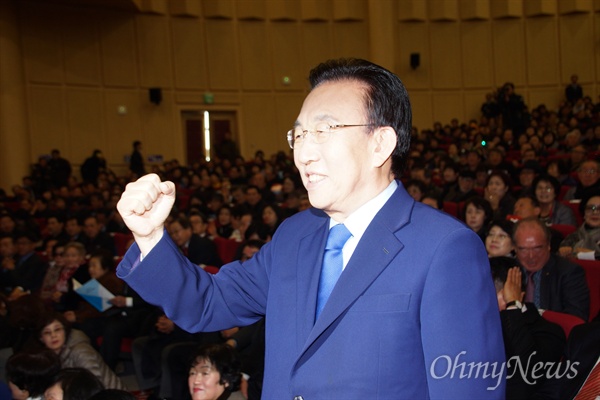 김관용 경상북도지사가 14일 오후 대구엑스코에서 열린 '용포럼' 행사에서 자신의 오른손 주먹을 들어 인사하고 있다.
