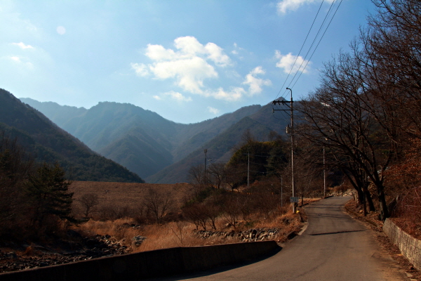 바람은 세차게 불었지만, 볕은 따뜻해 길을 따라 경남 산청 웅석봉으로 향했다. 