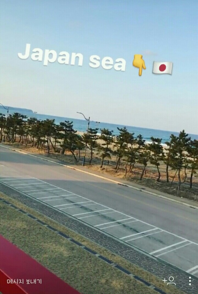  일본 피겨스케이팅 선수가 SNS 계정에 올린 동해안 사진. 사진 위에 정확히 일본해를 뜻하는 Japan Sea가 적혀있다. 