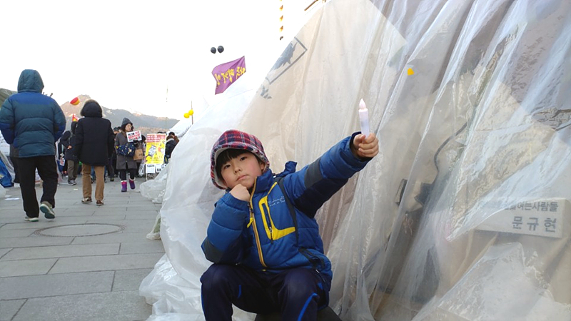 산골 어린이 한결이가 광화문 캠핑촌 문규현 신부 텐트 앞에서 블랙리스트의 의미를 생각하다