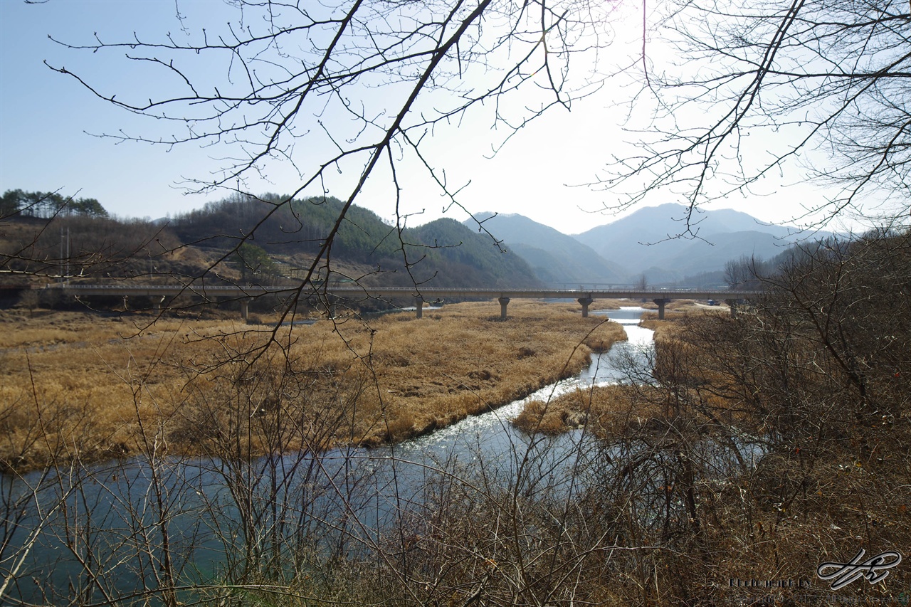 햇살과 함께 디지털. 햇살을 물결로 잘게 부수며 흘러가는 금강.