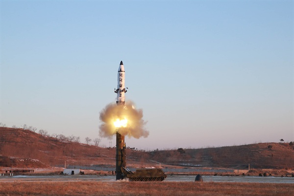  (평양 조선중앙통신=연합뉴스) 김정은 노동당 위원장이 지난 12일 북한의 신형 중장거리 전략탄도미사일(IRBM)인 '북극성 2형' 시험발사를 현지지도했다고 <조선중앙통신>이 2월 13일 보도했다. 