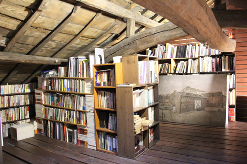 작은 도서관처럼 활용하고 있는 3층 다락방.