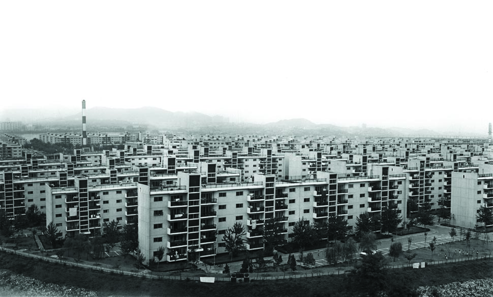 1973년 입주가 시작된 반포주공아파트는 강남에 건설된 최초의 대단지 아파트였다. 72~138㎡ 크기의 3,786가구로 구성된 반포아파트는 약 550,000㎡ 부지에 242억 원을 들여 만든 당시 최대 규모의 공사였다.(1977년) <서울시정사진총서>