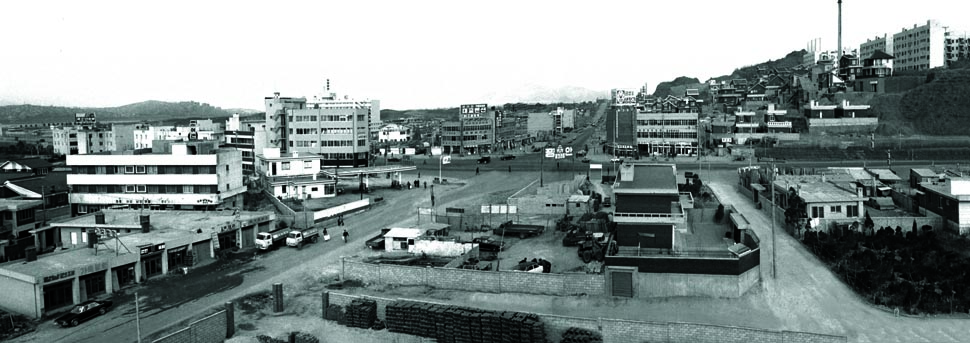 강남대로 일대의 모습으로 사진의 왼쪽이 한남대교 남단이며, 오른쪽 상단에 보이는 아파트는 1971년 준공된 논현동 공무원 아파트이다.(1975년) <서울시정사진총서>