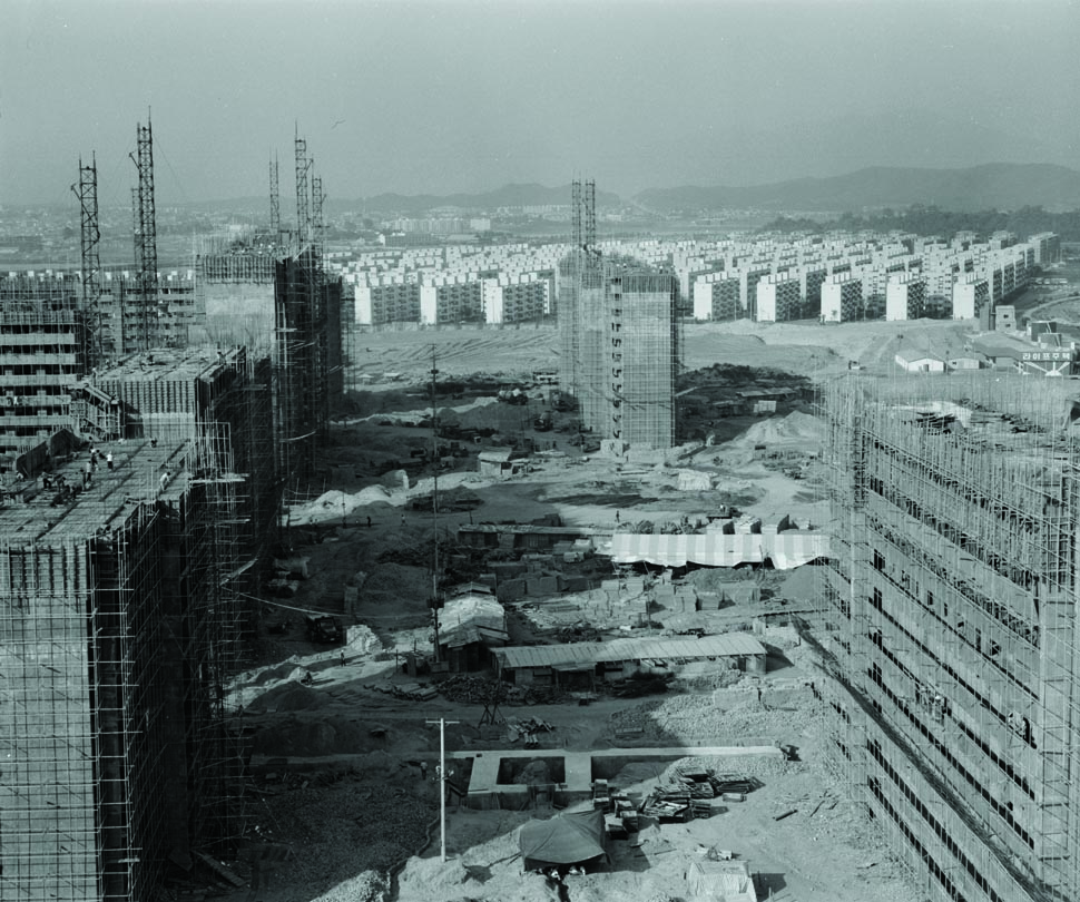 주공아파트 단지와 잠실 미성아파트 단지의 건설 모습이다.(1978년) <서울시정사진총서>
