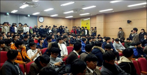 김천고 학생들이 15일 오후 학교 강당에 모여 국정역사교과서 연구학교 지정을 반대하는 토론을 벌이고 있다.