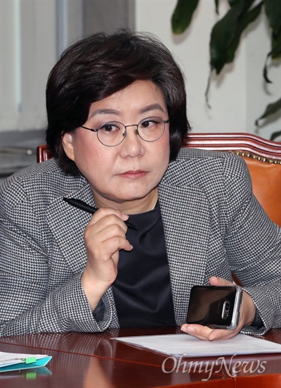 바른정당 이혜훈 의원이 지난 2월 16일 오전 서울 여의도 국회에서 열린 최고위원회의에 참석하고 있다. 